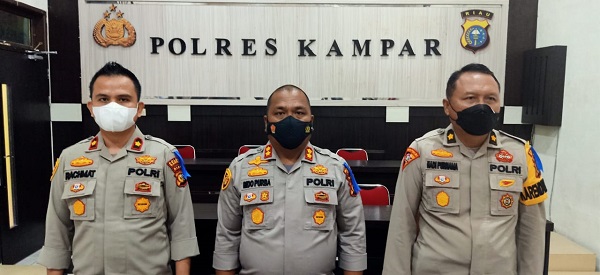 Kapolres Kampar, Rido Purba (tengah).